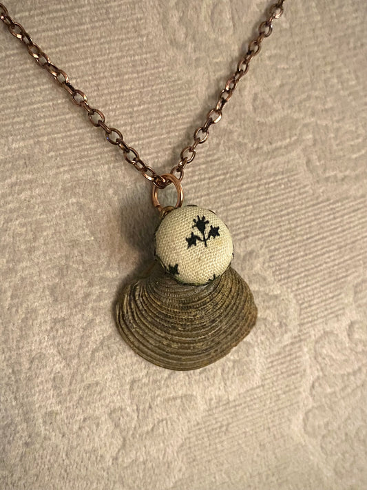Button Detail Shell Necklace