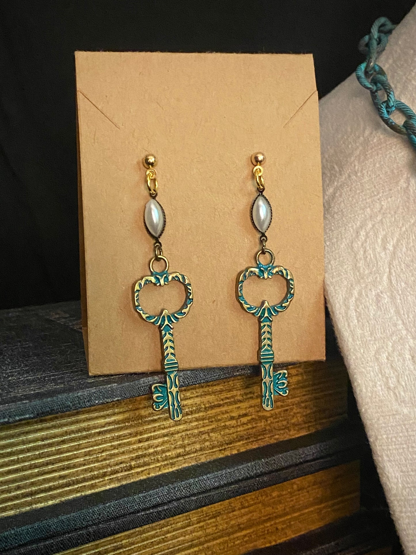 Antiqued Teal Chain and Key Set